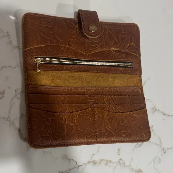 Portland leather Brown Embossed Leather Wallet - Picture 4 of 4